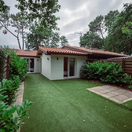Maison Vu En Premiere Ligne Du De Avec Terrain De Tennis Privatif * لاكانو